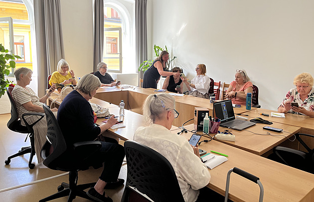 Třetina je digitálně vyloučená, jiní chtějí umět s AI. Rozdíly mezi seniory jsou velké