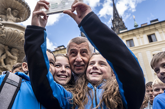Průzkumy opanuje ANO, třetí SPD je před Starosty. Těsně by se dostali i Motoristé