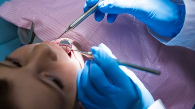 Falešná zubařka v USA používala k zákrokům vteřinové lepidlo. Měla i trhat a ošetřovat děti