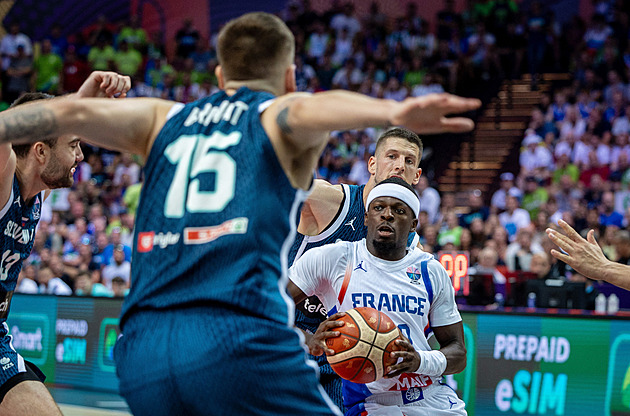 Za nefér gesto rasistické urážky. Francouz se hvězdě omluvil, federace stojí za ním