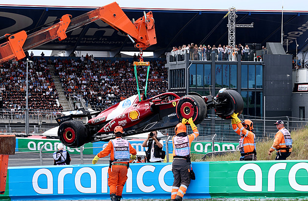 Turbulentní závod formule 1 v Nizozemsku ovládl Oscar Piastri, slavil i Red Bull