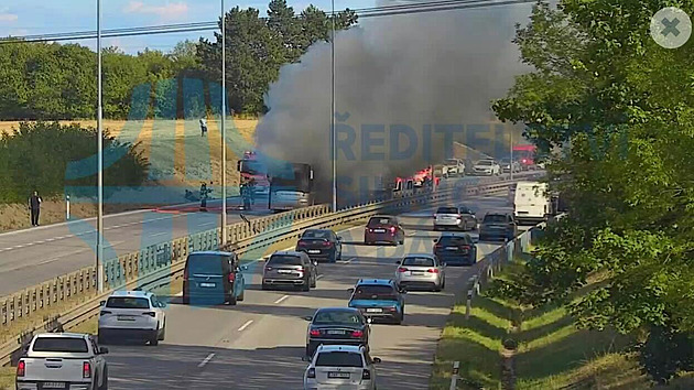 Na Pražském okruhu hoří autobus, provoz ve směru na letiště stojí