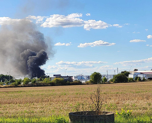 Na Pražském okruhu hořel autobus, provoz je veden jedním pruhem