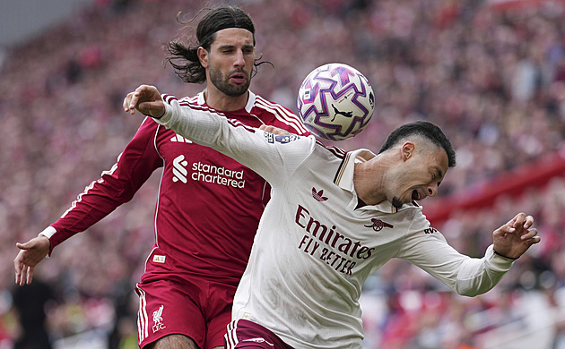 ONLINE: Liverpool vede nad Arsenalem. Diouf asistoval u výhry, City opět bez bodu