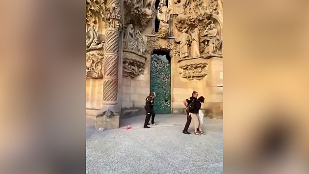 Aktivisté polili barvou Sagradu Família. Chtěli upozornit na klimatickou krizi