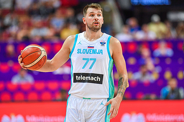 Slovince táhl Dončič, nasázel triple double. Poláci i Řekové mají jistý postup