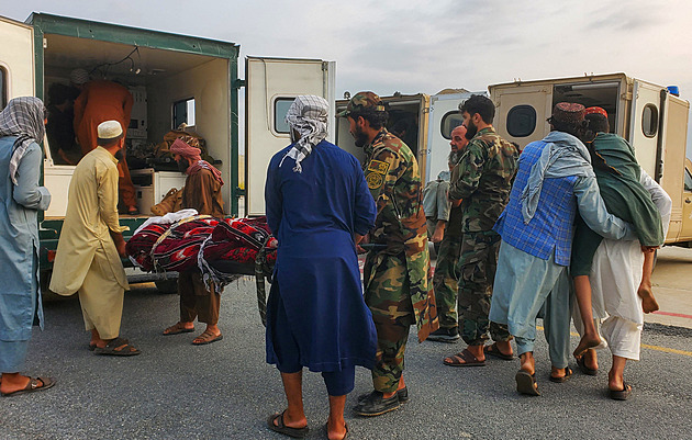 Zemětřesení v Afghánistánu zabilo desítky lidí a stovky zranilo. Po dalších se pátrá