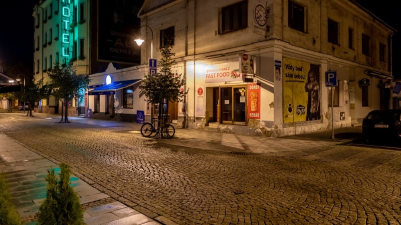 Krvavá rvačka ve Stodolní ulici v Ostravě. Zranění utrpělo několik lidí, policie hledá svědky