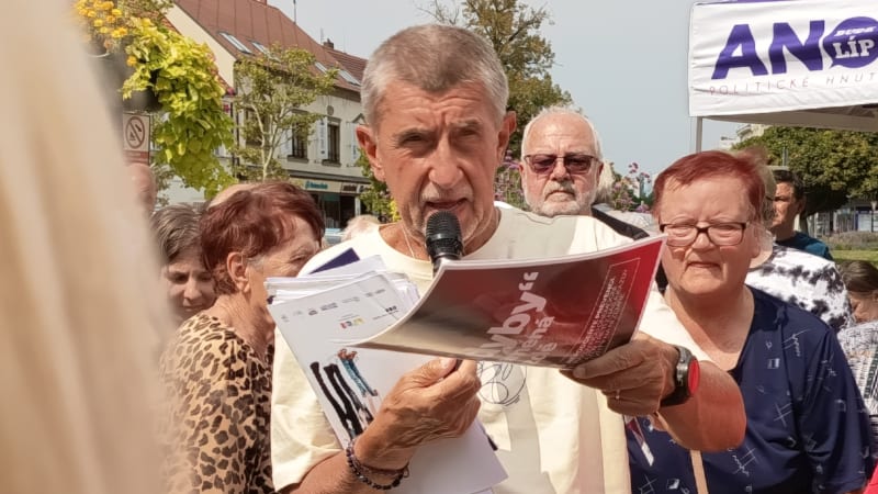 Babiše napadl muž holí na setkání s voliči. Politika převezli do nemocnice