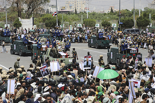Izraelský útok pohřbil téměř celou vládu Húsíů, v Jemenu se demonstrovalo