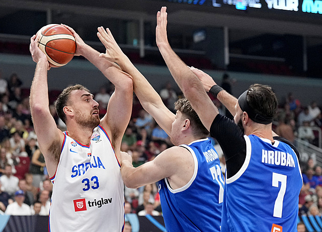 EuroBasket ONLINE: Češi reagují trojkami na bídný úvod. Srbové vedou o 22 bodů