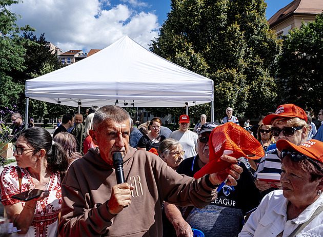 Na Babiše zaútočil na mítinku muž berlí. Šéf ANO byl v nemocnici a ruší program