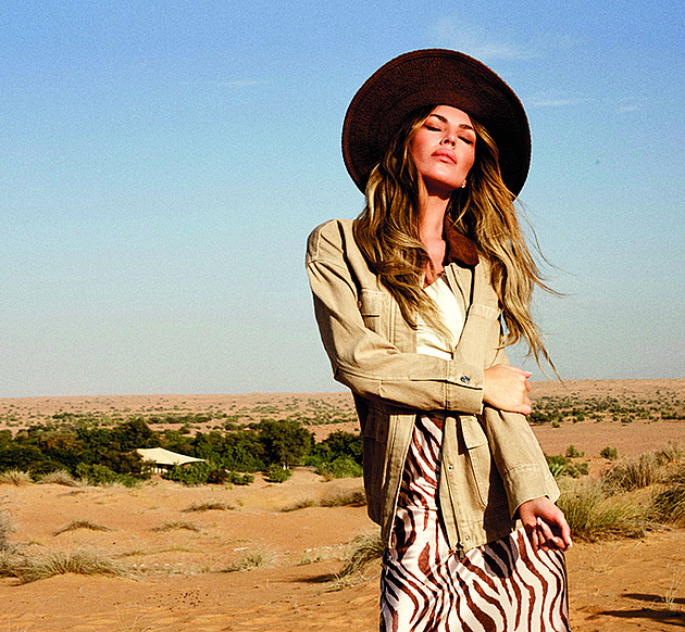 Móda na konec léta: Na kabát je ještě čas, vytáhněte křiváky a košile