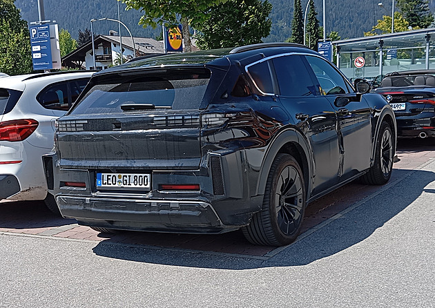 Nachytali jsme maskované elektrické Porsche Cayenne, bude mít tisíc koní