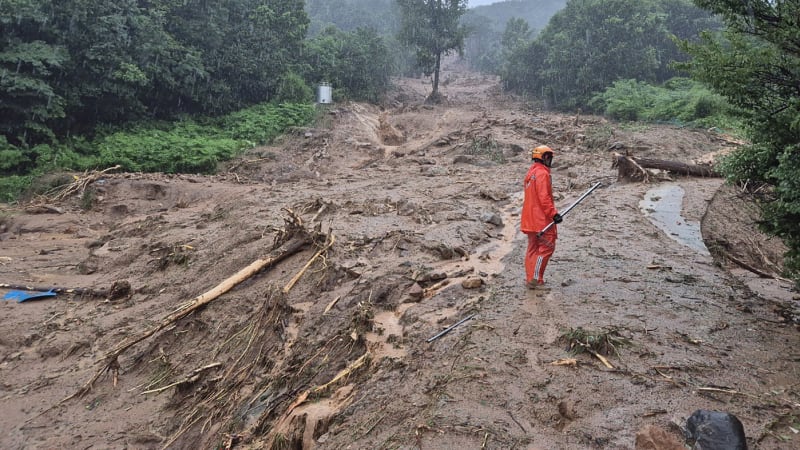 Masivní sesuv půdy v Súdánu zabil nejméně 1 000 lidí. V zavalené obci přežil jediný člověk