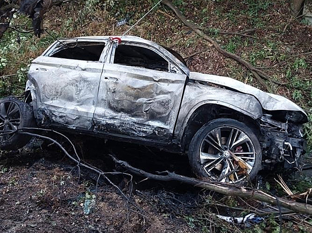 Auto vyletělo ze silnice a začalo hořet, řidiče našli mrtvého pod vozem