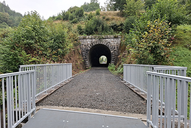 Bývalá železniční trať mezi Loktem a Horním Slavkovem už patří cyklistům