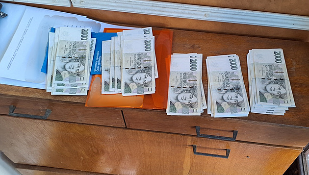 Seniorka zapomněla v obchodě obálku s úspory. Poctivec ji vrátil, nálezné odmítl