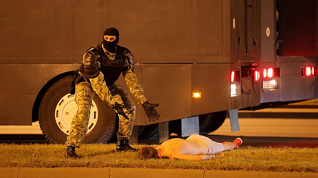 Bezvládný demonstrant vyděsil Bělorusy. Mlátičku ze slavné fotky opustila manželka