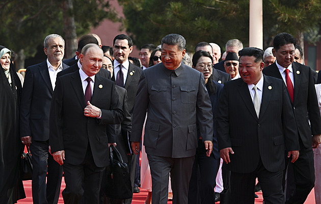 Deset tisíc vojáků na přehlídce v Číně. Si, Putin a Kim se prošli po červeném koberci