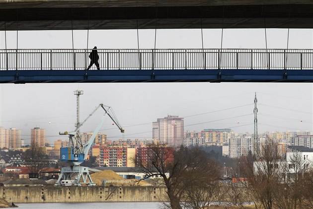 Řidič vjel na zavěšenou lávku pro pěší a chodce, případem se zabývá policie
