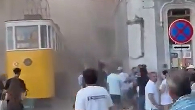 V Lisabonu s turisty vykolejila slavná lanovka. Vůz se roztříštil o přilehlý dům