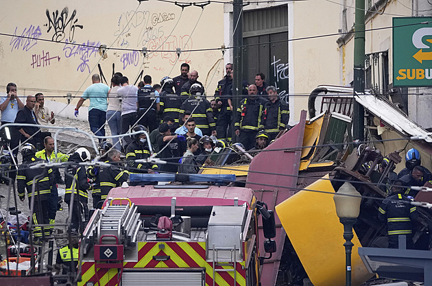 V Lisabonu vykolejila s turisty slavná lanovka. Vůz se roztříštil o přilehlý dům
