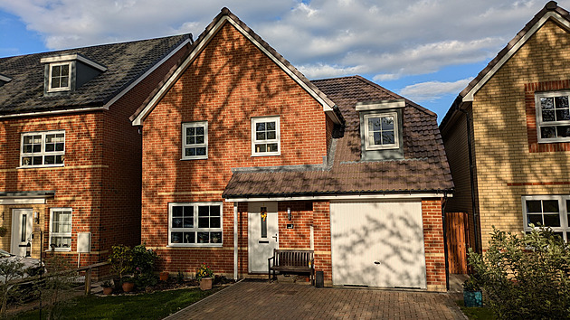 Vysněná novostavba za 12 milionů byla samý problém. Sousedé dopadli ještě hůř