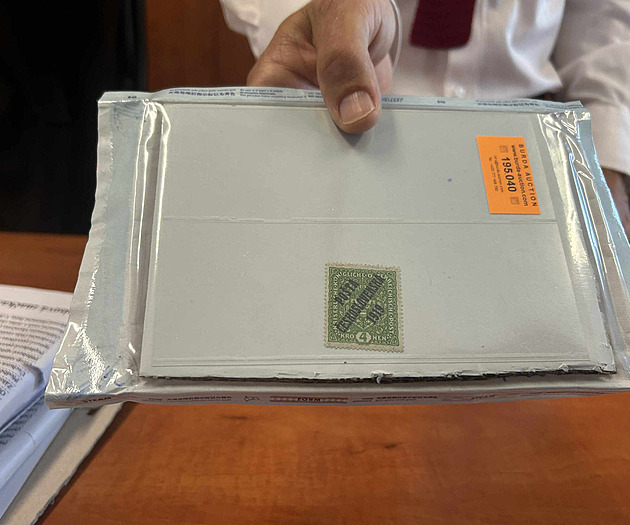 Poštovní známka za miliony byla sběrateli ukradena a patří jeho dědicům, rozhodl soud