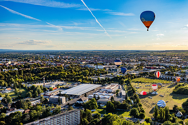 OBRAZEM: Nebe nad Hradcem ozdobilo 81 balonů, fiesta pokořila český rekord