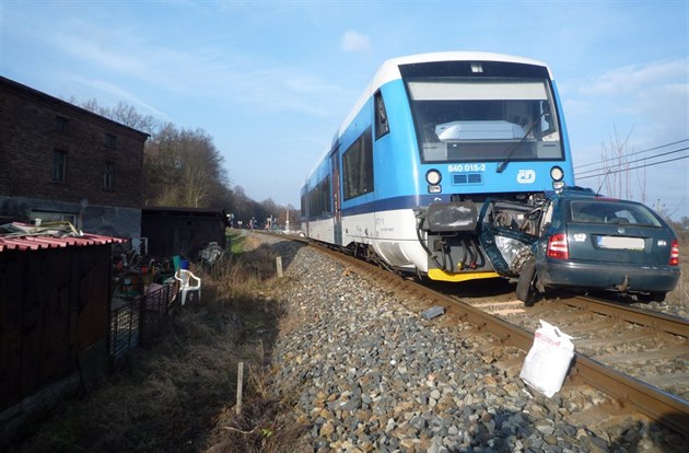 Srážka vlaku s autem na Pardubicku zastavila železniční koridor