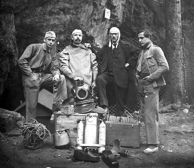 Jeskynní fotolaboratoř i marné kopání. Před 120 lety zkoumal Absolon dno Macochy