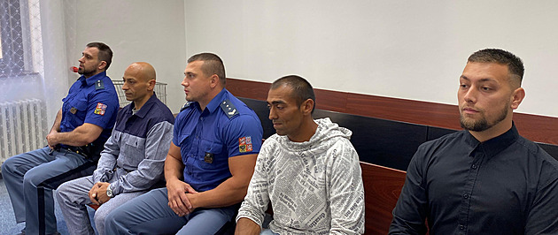 Zapíjení svatby v baru se zvrtlo, kvůli bitce soudí novomanžela i jeho příbuzné