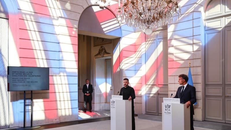 Bezpečnostní záruky jsou podle Macrona připravené. Putin jednání zdržuje, uvedl Zelenskyj