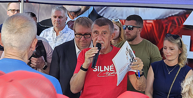Babiš opět mezi lidmi. Berli na ochranu nepřijal, ze stánku ANO takřka nevyšel