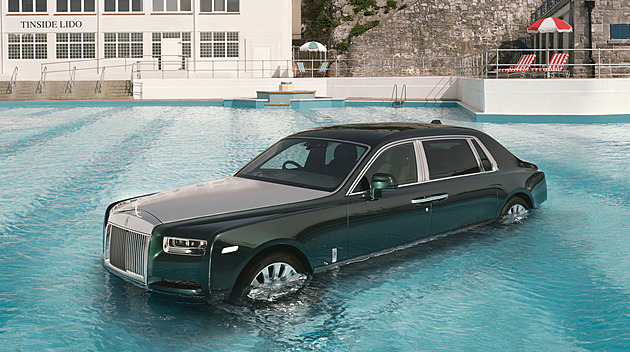 Aprílový srpen? Koupající se rolls, Trump se žigulíkem a akvapark pro auta