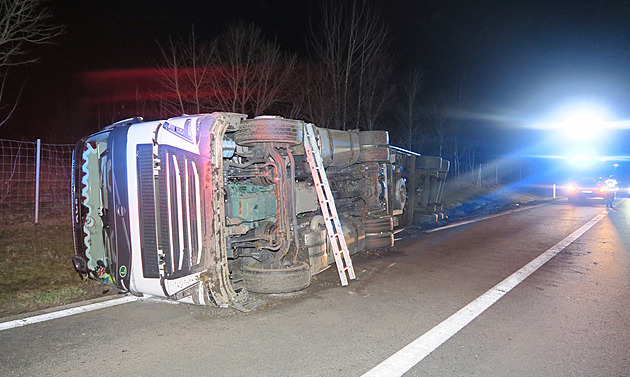 Havárie kamionu u Přimdy zablokovala dálnici D5, směr Rozvadov je zavřený