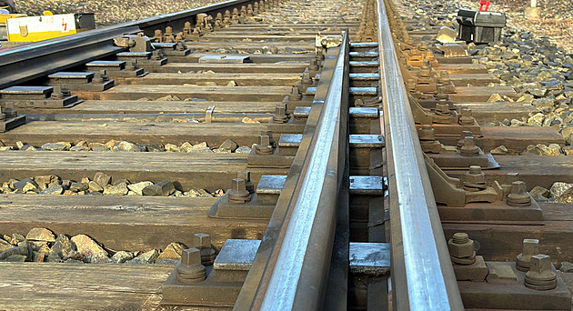 Rychlík v Černošicích usmrtil člověka, hlavní trať od Plzně do Prahy stála