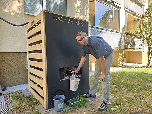 Oázy zeleně mezi paneláky. Lidé mohou díky projektu zalévat stromy na sídlišti