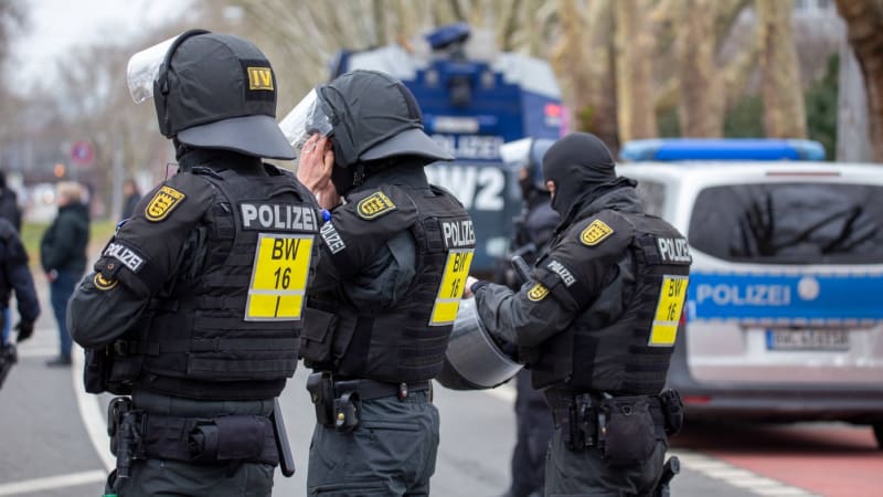 Žák v Německu pobodal učitelku. Zraněnou ženu operují, pachatele policie postřelila