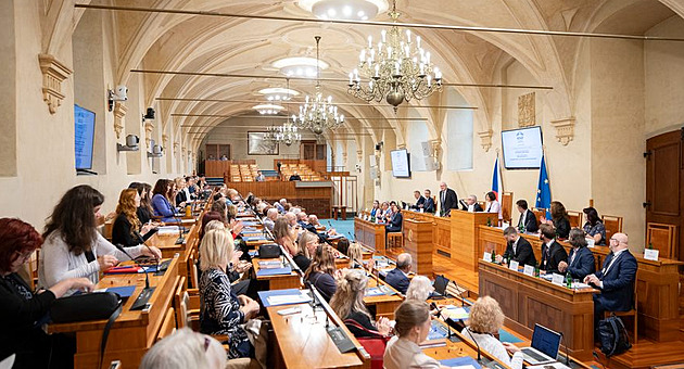 Volby do Poslanecké sněmovny 2025 ONLINE: Češi si už můžou vytisknout volební lístky v zahraničí