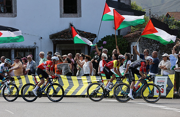 Vuelta ONLINE: Favorité zdolávají bájné Angliru, uprchlíky opět brzdí demonstranti