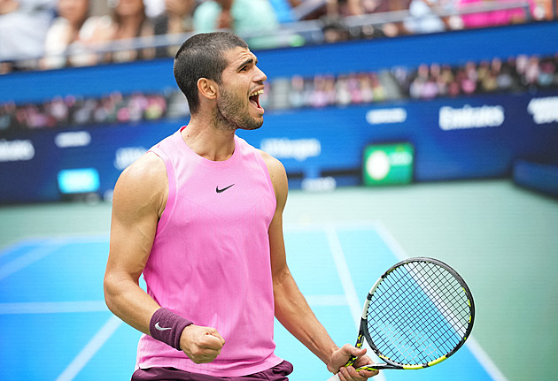 Alcaraz jasně přehrál Djokoviče a je prvním finalistou US Open, postoupí i Sinner?
