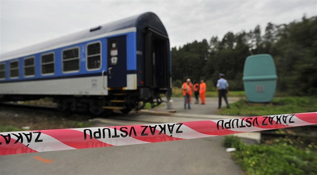 Vlak srazil na Trutnovsku člověka, trať stála. Cestující evakuovali hasiči