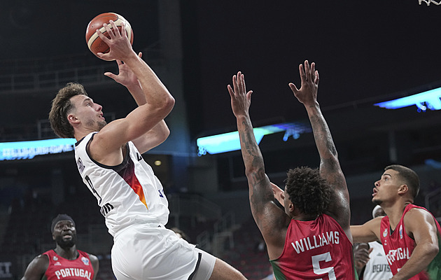 Němci i Turci se na postup do čtvrtfinále nečekaně zapotili, derby pro Litvu