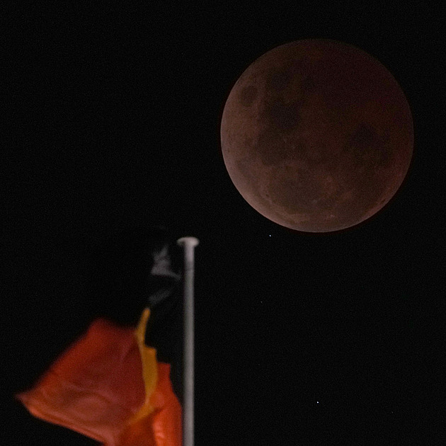 Zvláštní úkaz na nebi. Večer sledujte zamění Měsíce