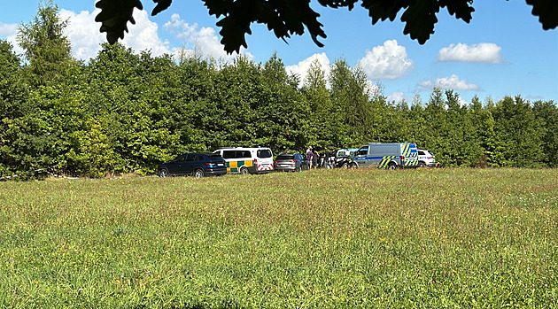 Muž a žena v Praze zahynuli při pádu ultralightu, stroj měl po startu závadu