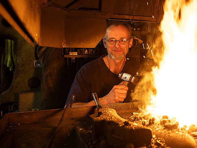 Je to dřina, užiju i přetlakovou masku, vypráví umělecký kovář. Dělal i pro Gotta