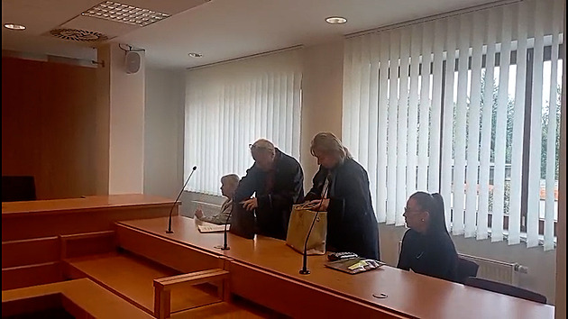 Chtěl zpátky do výcviku, hájí se vojenská zdravotnice souzené za smrt studenta