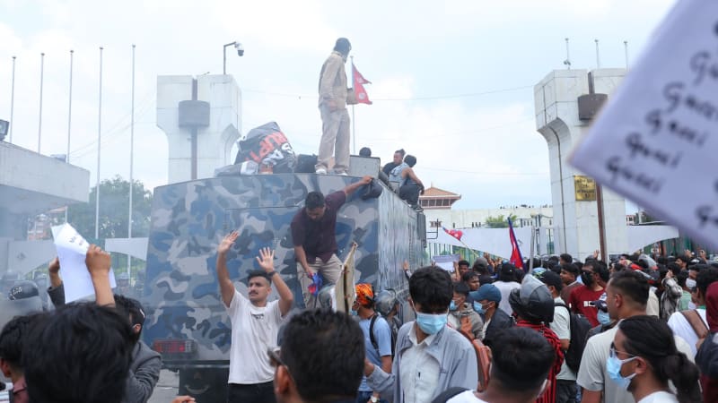 Krvavé protesty proti zákazu sociálních sítí v Nepálu: Nejméně deset lidí zemřelo